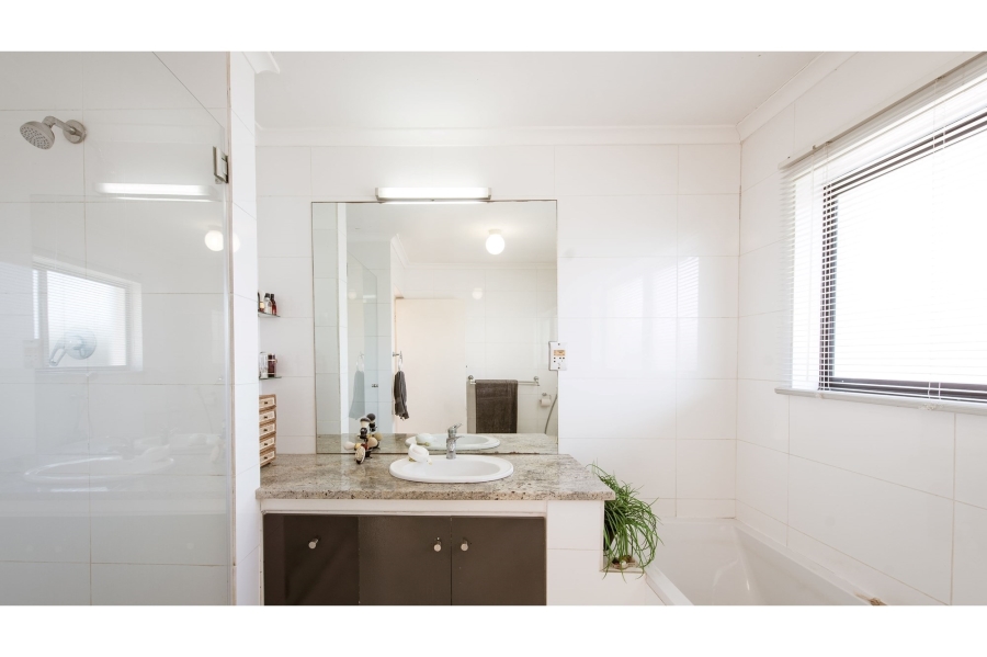 5 Bedroom Property for Sale in Green Point Western Cape